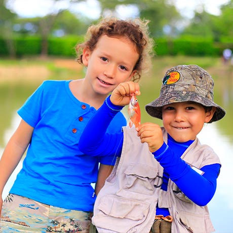 Niños mostrando su pez